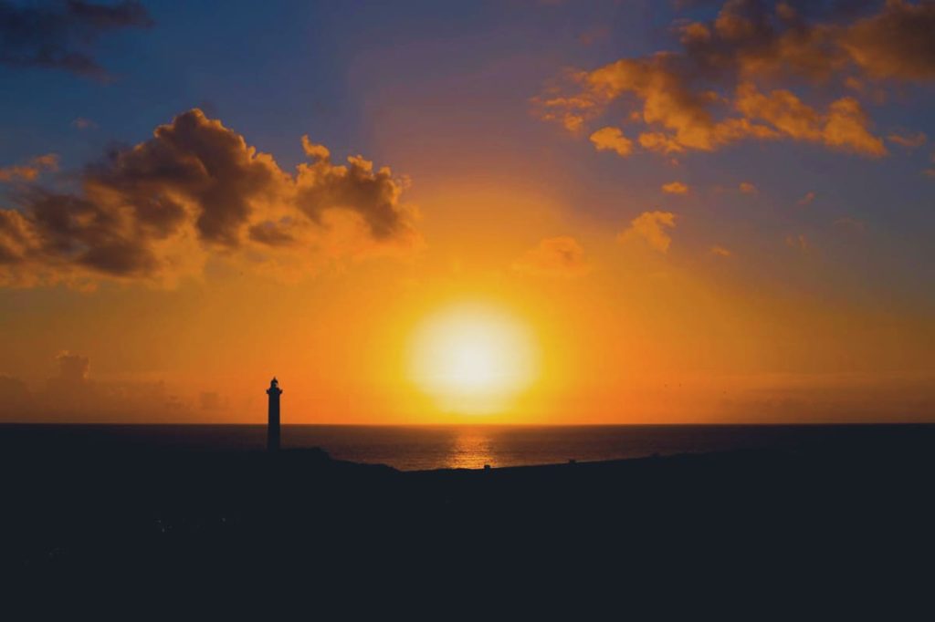 スポット2　沖縄本島で夕日が最後に沈む場所「残波岬」