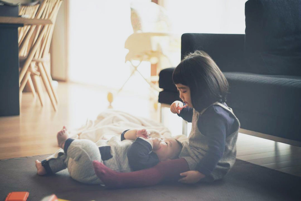 我が子の成長を上手に記録。兄弟・姉妹写真をより素敵に撮るシーン・ポーズのアイデア集